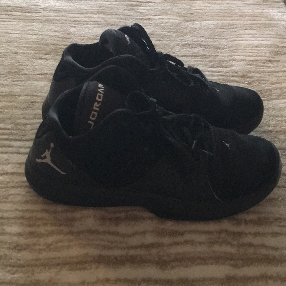 Jordan Basketball 🏀 Sneakers 👟 Boy size 7